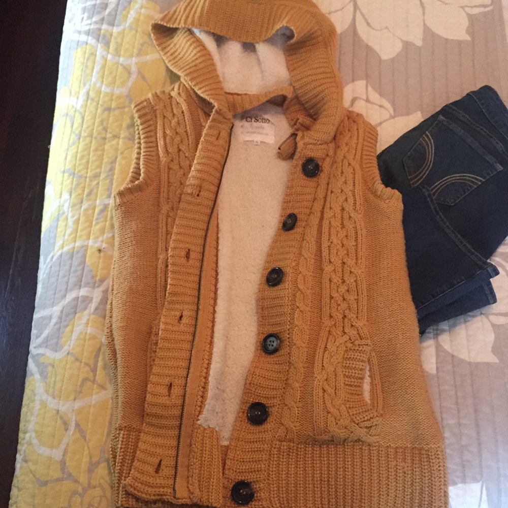 BEAUTIFUL FUR LINED ZIP UP